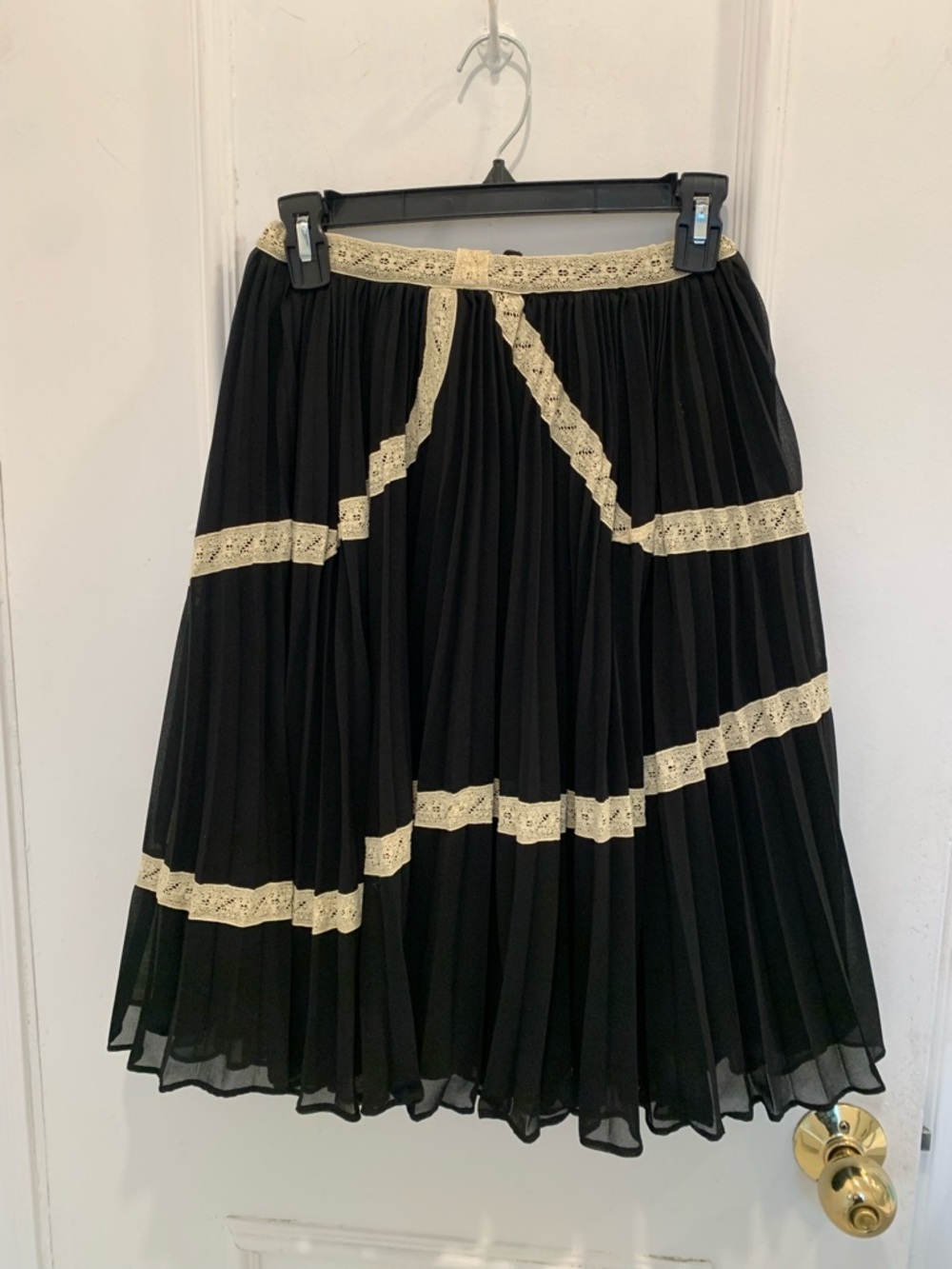 Red Valentino black/off-white pleated skirt. Size 36